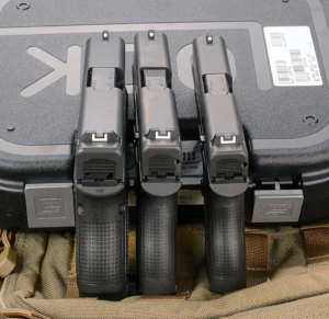 Le tre pistole dal punto di vista del tiratore; da sinistra, la bifilare G26, la G43 e la sottilissima G42