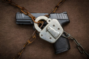Firearms United su controllo armi: pistola con lucchetto