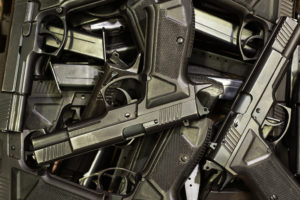 Pila di pistole: armi in Francia, aumento deciso nel Paese