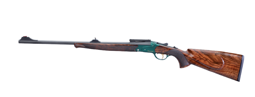 Il kipplauf Rizzini RK1, con la sua inconfondibile livrea verde della carcassa; l’esemplare in prova era il top di gamma, dotato anche di slitte e mire metalliche (opzionali). L’arma risulta filante ed elegante, malgrado il primo impatto visivo risulti non convenzionale. La serie si presenta articolata in quattro versioni: RK1, oggetto di questa prova; RK1 Eco; RK1 Black; e RK1 Camo