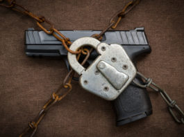Firearms united contro la legge sul controllo armi Firearms United su controllo armi: pistola con lucchetto