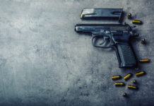 Riforma controllo armi: intatti i dubbi di AUDA Una pistola 9 mm con caricatore rimosso e dieci proiettili