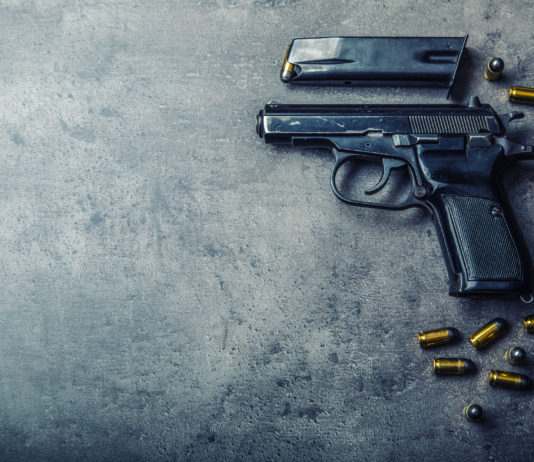 Riforma controllo armi: intatti i dubbi di AUDA Una pistola 9 mm con caricatore rimosso e dieci proiettili