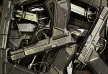 Armi in Francia, aumento deciso del numero nel Paese Pila di pistole: armi in Francia, aumento deciso nel Paese