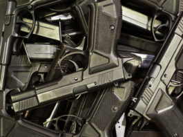 Armi in Francia, aumento deciso del numero nel Paese Pila di pistole: armi in Francia, aumento deciso nel Paese