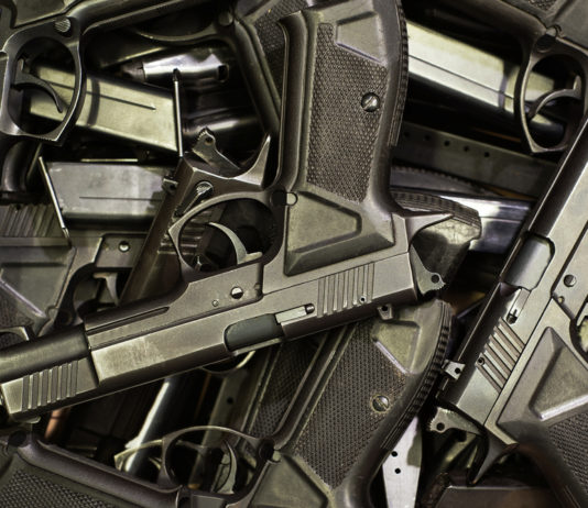 Armi in Francia, aumento deciso del numero nel Paese Pila di pistole: armi in Francia, aumento deciso nel Paese