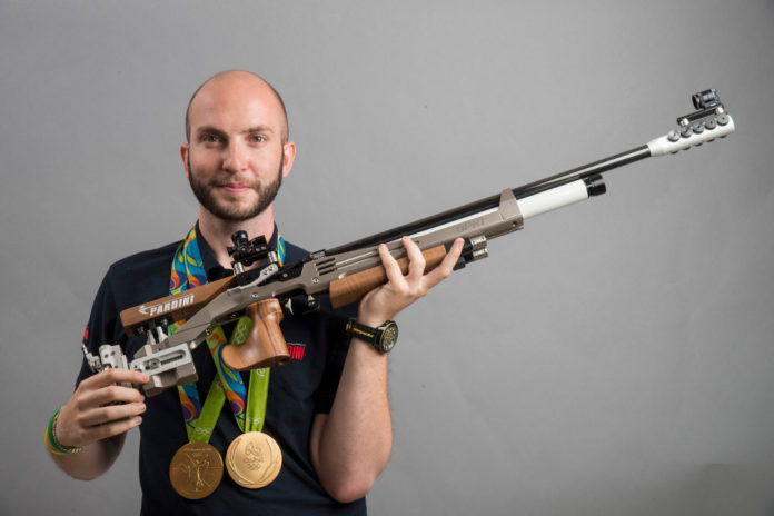 Niccolò Campriani con carabina Pardini