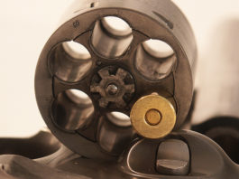 Denunciato per violenze domestiche? Via subito il porto d’armi Violenze domestiche