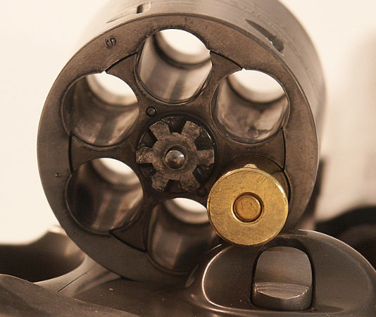 Denunciato per violenze domestiche? Via subito il porto d’armi Violenze domestiche