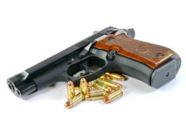 Acquista pistole senza porto d’armi, denunciato due volte Acquista pistole dopo revoca del porto d'armi, denunciato due volte