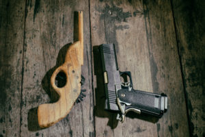 Una donna di Pastena, nel salernitano, ha allertato le forze dell'ordine dopo aver visto due giovani con dei fucili, ma si trattava solo di armi giocattolo.