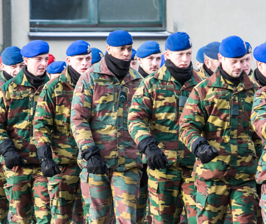 Con le armi cariche per le strade Armi cariche