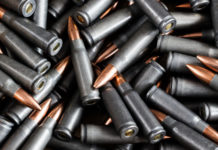 Dovevano distruggere le armi sequestrate, ma le consegnavano ai criminali