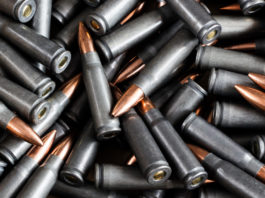 Dovevano distruggere le armi sequestrate, ma le consegnavano ai criminali