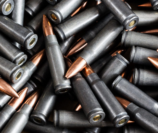 Dovevano distruggere le armi sequestrate, ma le consegnavano ai criminali