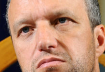 C’è una pistola accanto al letto di Tosi