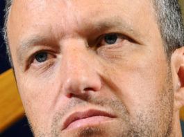 C’è una pistola accanto al letto di Tosi