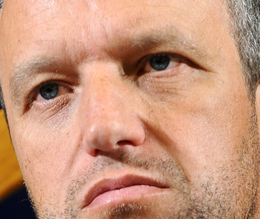 C’è una pistola accanto al letto di Tosi