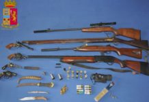 Metti otto armi tra il guardaroba e la libreria Ventimiglia