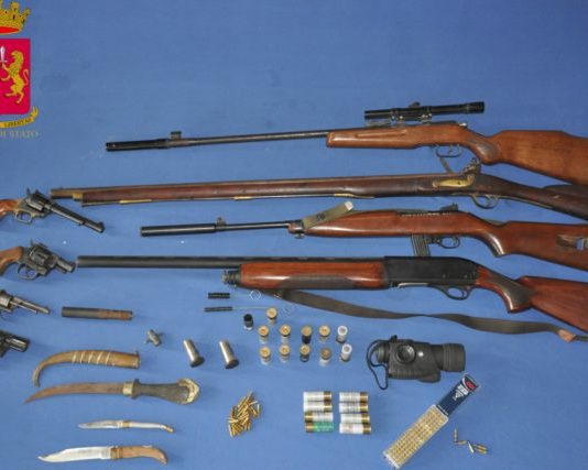 Metti otto armi tra il guardaroba e la libreria Ventimiglia