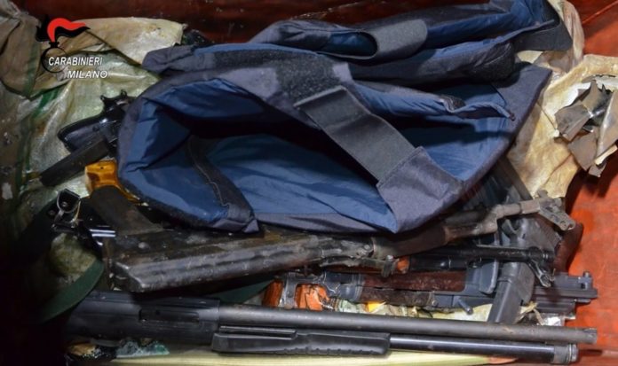 Scoperto arsenale di armi da guerra in un capannone dell’hinterland milanese