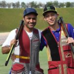 valentino rossi al poligono di tiro con il fucile in braccio in