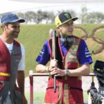 valentino rossi al poligono di tiro con il fucile in braccio in