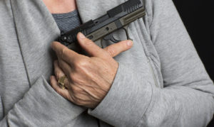 Una ottantenne di Ravenna è stata arrestata dalla Polizia di Stato per detenzione illegale di armi: aveva in casa cinque pistole non denunciate.