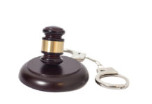 Brindisi, non denuncia le armi del padre morto da 10 anni Un cinquantatreenne di Brindisi non aveva denunciato le armi ereditate dal padre defunto. Lo attende un processo per detenzione illegale di armi comuni da sparo.