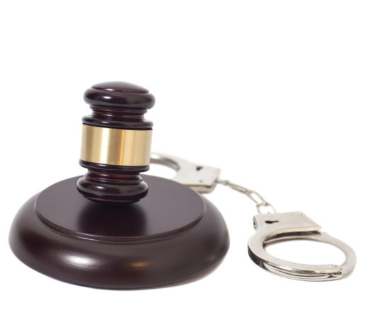 Brindisi, non denuncia le armi del padre morto da 10 anni Un cinquantatreenne di Brindisi non aveva denunciato le armi ereditate dal padre defunto. Lo attende un processo per detenzione illegale di armi comuni da sparo.