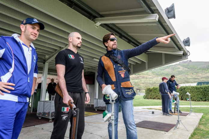 Gian Marco Berti e Valerio Staffelli con uno studente