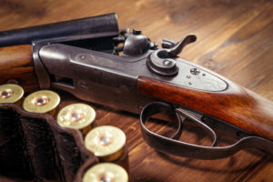 Un ottantasettenne è stato denunciato per inosservanza della normativa sulle armi: aveva il porto d'armi scaduto. Arrivato anche il sequestro dell'arma.