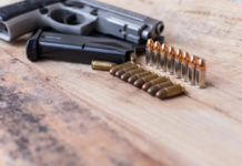 Prova la pistola nei campi, colpisce i vetri di una ditta di vernici