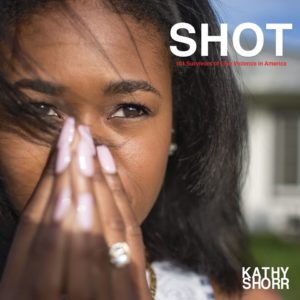 Negli Stati Uniti sta facendo discutere Shot, il libro della fotografa Kathy Shorr che ritrae le cicatrici di 101 persone colpite da armi da fuoco.
