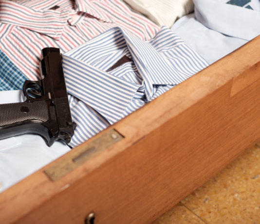 Si separa dalla moglie ma dimentica la pistola nella vecchia casa Si separa dalla moglie ma dimentica la pistola nella vecchia casa