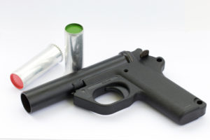 Un trentenne siracusano è stato denunciato per detenzione abusiva di armi dopo che nella sua abitazione è stata ritrovata una pistola lanciarazzi.