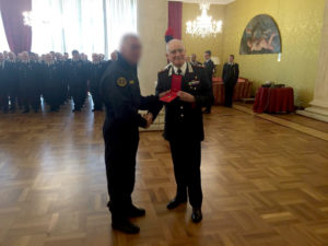 Il Comandante generale dei Carabinieri Tullio Del Sette ha consegnato al militare conosciuto come Comandante Alfa una Croce d'Oro.