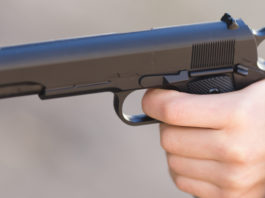 «Consegnatemi le armi giocattolo, vi regalo delle trottole»