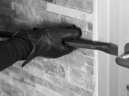 Usano una mannaia per asportare un armadio blindato Badia Polesine