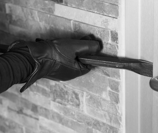 Usano una mannaia per asportare un armadio blindato Badia Polesine