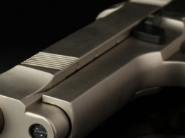 Sentenza storica della Cassazione su porto illegale e armi clandestine La Prima sezione penale della Cassazione si rimette alle Sezioni unite per sapere se il porto di arma clandestina specifichi il porto illegale di arma comune.