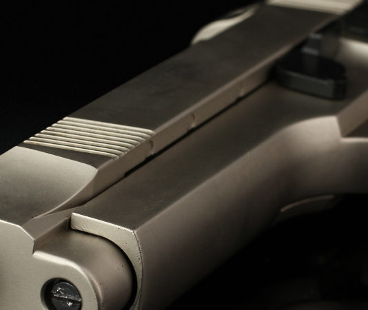 Sentenza storica della Cassazione su porto illegale e armi clandestine La Prima sezione penale della Cassazione si rimette alle Sezioni unite per sapere se il porto di arma clandestina specifichi il porto illegale di arma comune.