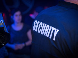 Dette consigli a un buttafuori, condannato un poliziotto