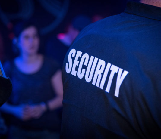 Dette consigli a un buttafuori, condannato un poliziotto