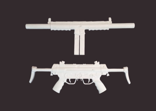 "Né capo né coda" è la mostra bolognese dell'artista Antonio Riello che ha realizzato anche una serie di armi impossibili in porcellana bianca.