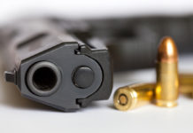 Modifica due pistole a salve e le rende uguali alle armi delle forze dell’ordine Modifica due pistole a salve e le rende uguali alle armi delle forze dell’ordine