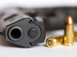 Modifica due pistole a salve e le rende uguali alle armi delle forze dell’ordine Modifica due pistole a salve e le rende uguali alle armi delle forze dell’ordine