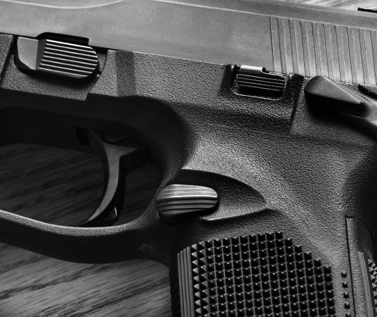 Indagato e poi assolto, gli rendono il porto d’armi dopo 10 anni Peculato