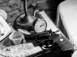 Via la pistola, un pregiudicato frequenta l’appartamento Revoca cautelare del porto d'armi