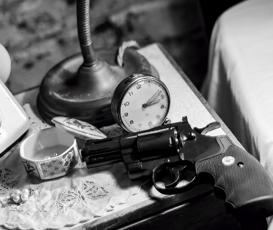 Via la pistola, un pregiudicato frequenta l’appartamento Revoca cautelare del porto d'armi